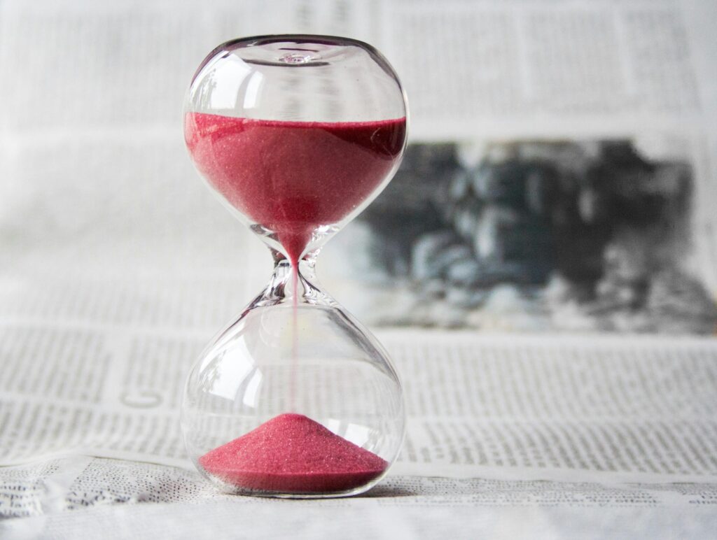 Hour glass representing time is of the essence clause in contracts